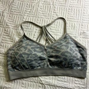 Sports bra Xersion, M. Gray w/cross back. Comfortable. Used.
